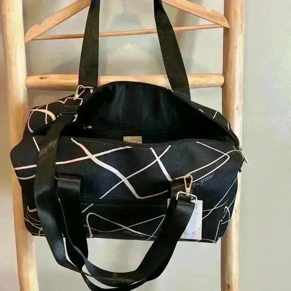 MALI & LILI WEEKENDER TRAVEL BAG - NWT Black & White Abstract pattern. - Picture 3 of 9